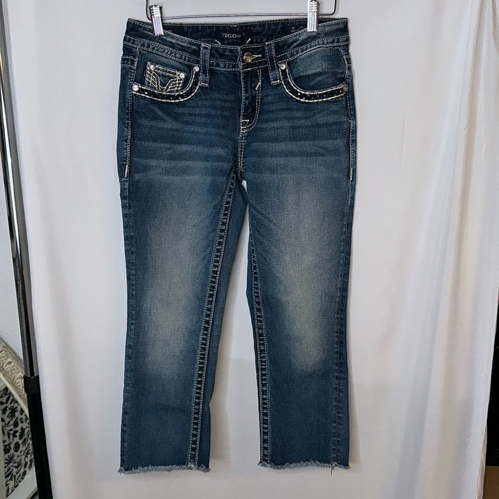 Vigoss Heritage Capri’s size 2. Embellished and raw hem.